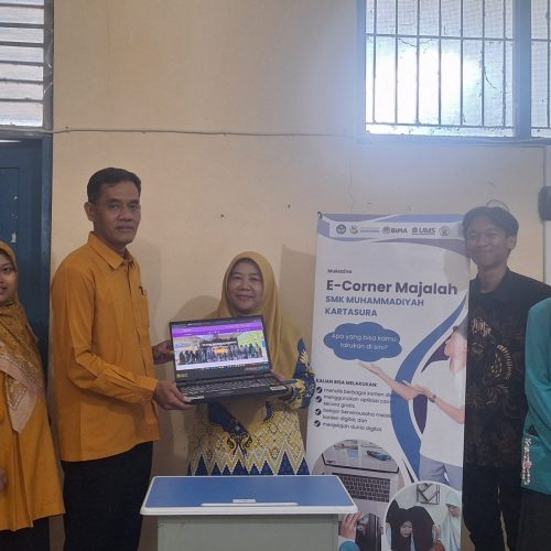 Dukung Literasi Jurnalistik Digital, TIM PkM UMS Serahkan E-Corner Mukazine
